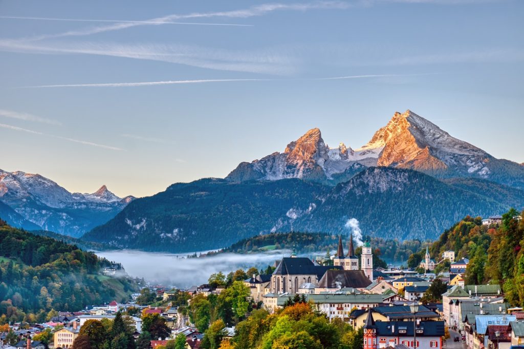the city of berchtesgaden and mount watzmann 8SRYK9Q