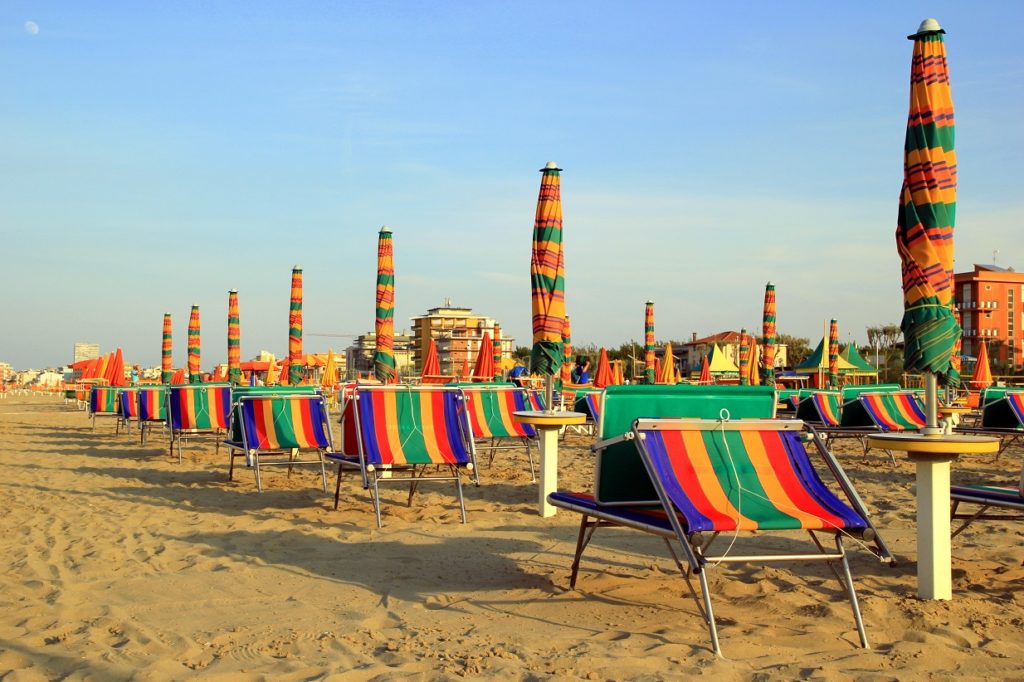 travel to rimini italy the empty beach with a lot T6KTJV4