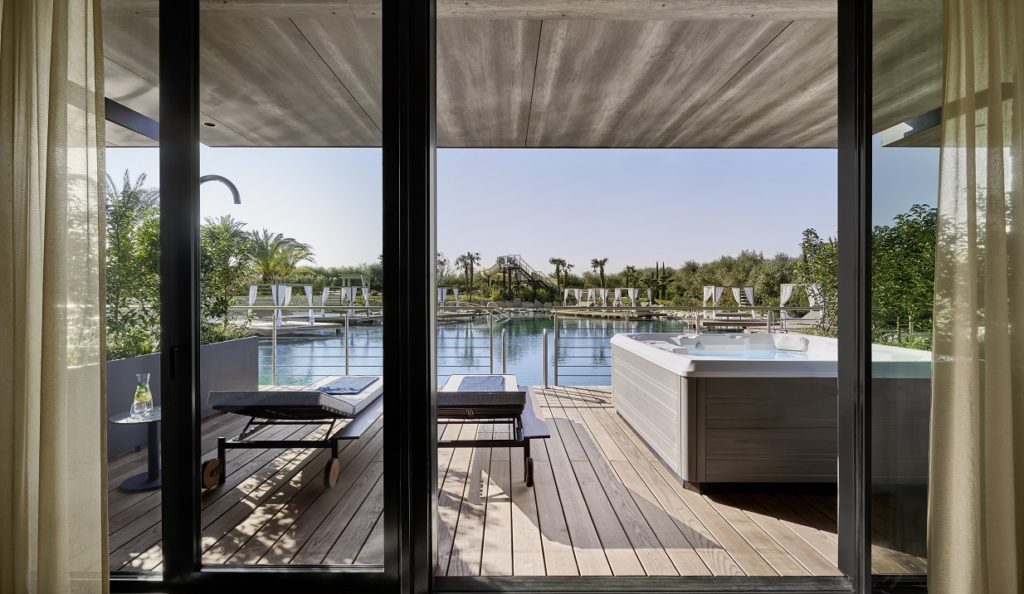 Suite Giardino Terrasse mit direkt Einstieg Badeteich © Quellenhof Luxury Resort Lazise Alexander Haiden 1
