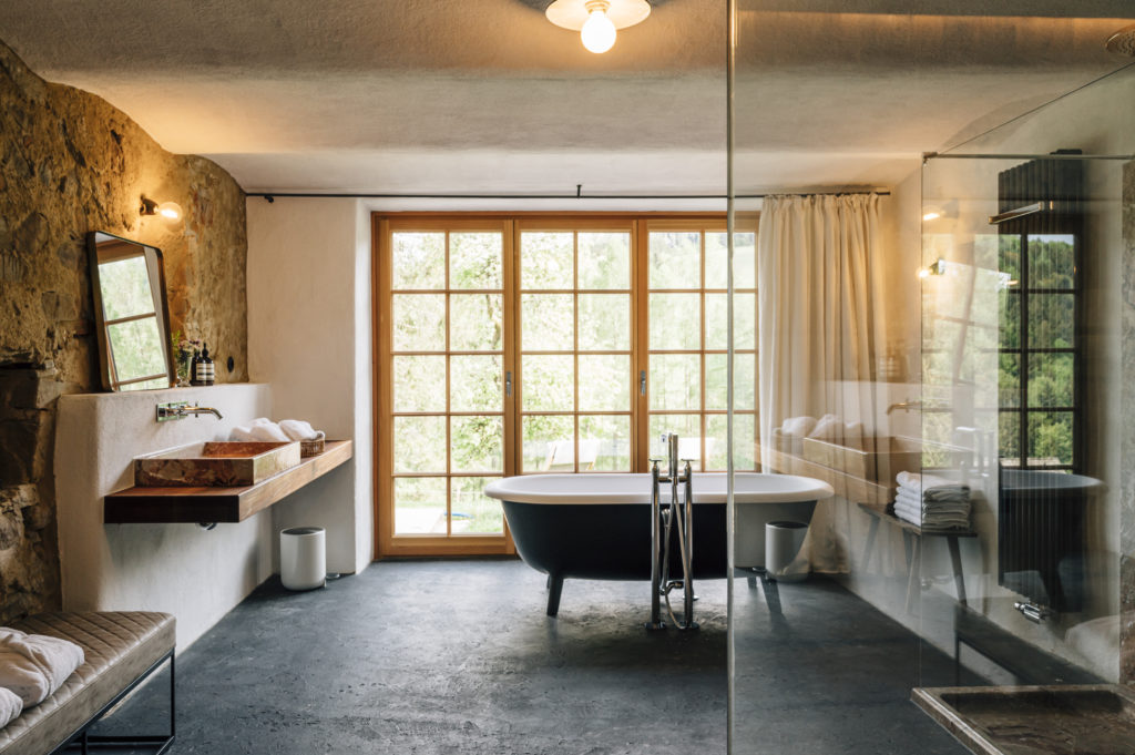 badezimmer mit freistehender badewanne private suite bauernhaus dorfl in der strass traunseehotels