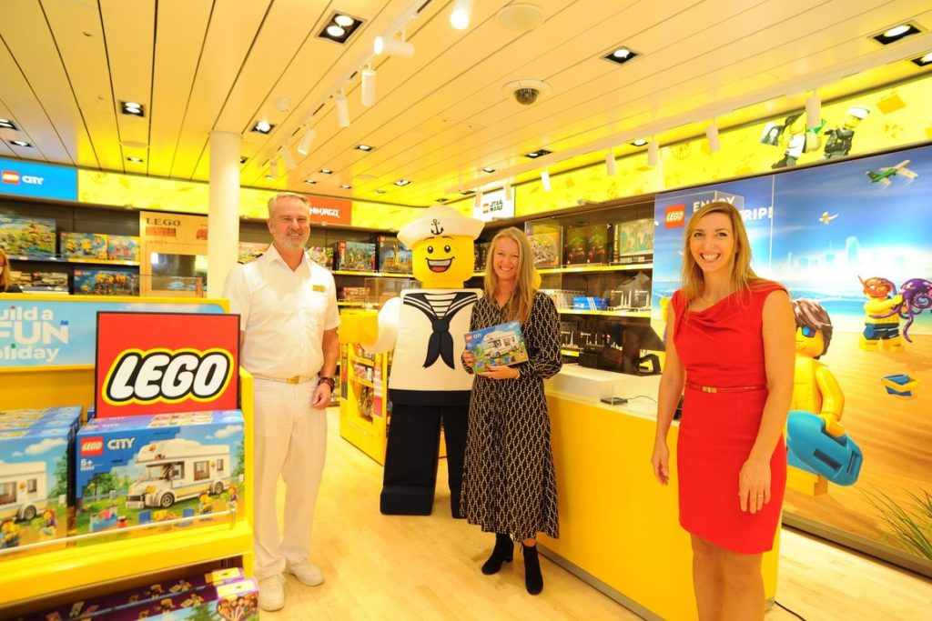 csm AIDA LEGO Store vlnr.Kapitaen Sven Gaertner Annette Rosendahl Steffi Heinicke 8e59536eea