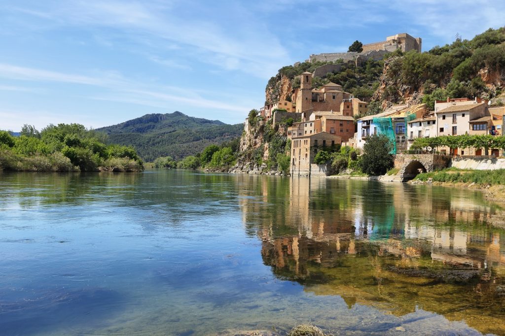 ebro river miravet village in catalonia VZY5JKP
