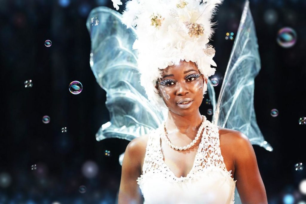 Isata Kamara als Traumfee Funkelperlchen scaled 2