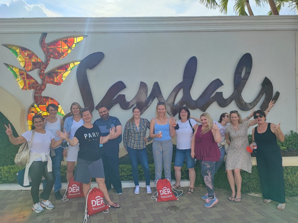 Gruppe FAM Trip von Sandals Resorts und DERPART vor dem Sandals Negril