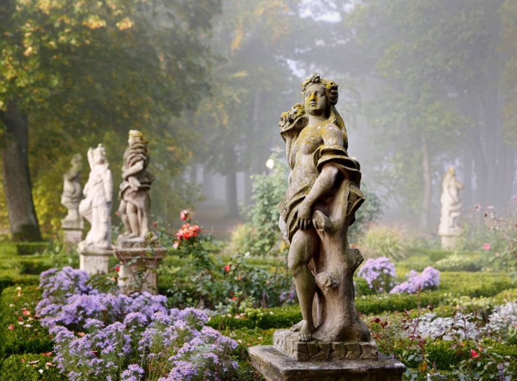 jpg jardines antiguo castillo rothenburg od tauber statuen blumen nebel burggarten rothenburg tourismus service wp