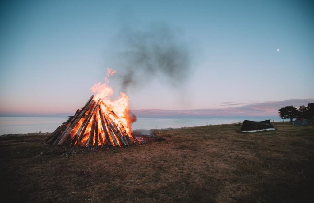 Mittsommer Feuer auf Saaremaa © Visit Estonia
