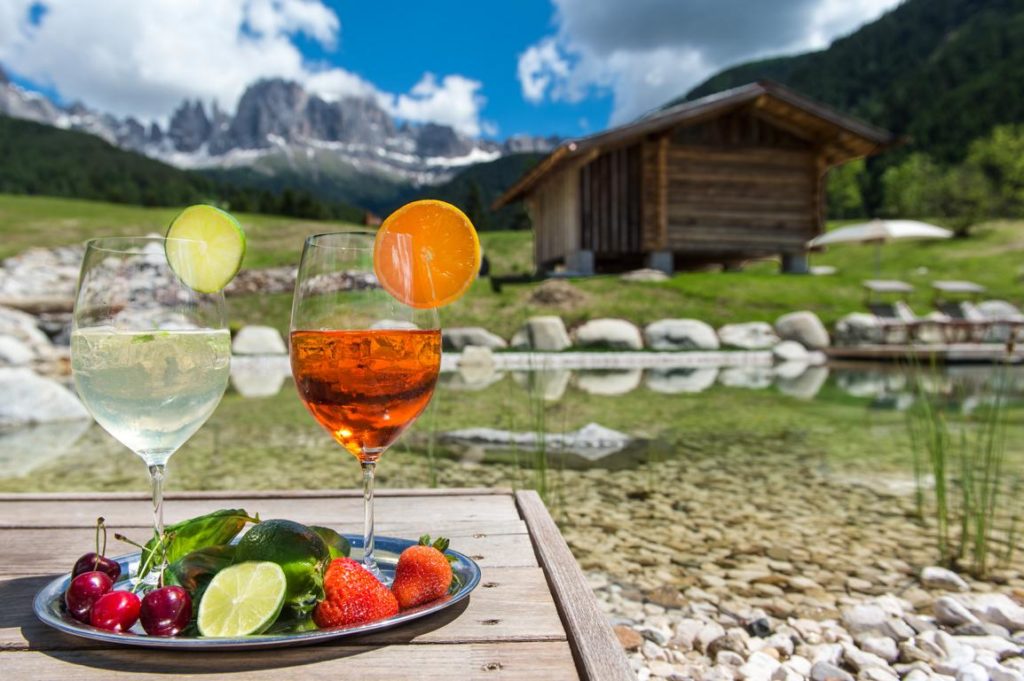 Cyprianerhof Dolomit Resort Sommerdrinks auf der Terrasse mit Rosengartenblick © Helmuth Rier 4