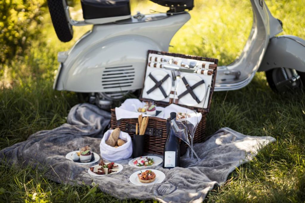 Gourmet Picknick mit Vespa © Quellenhof Luxury Resort Lazise Florian Andergassen 2