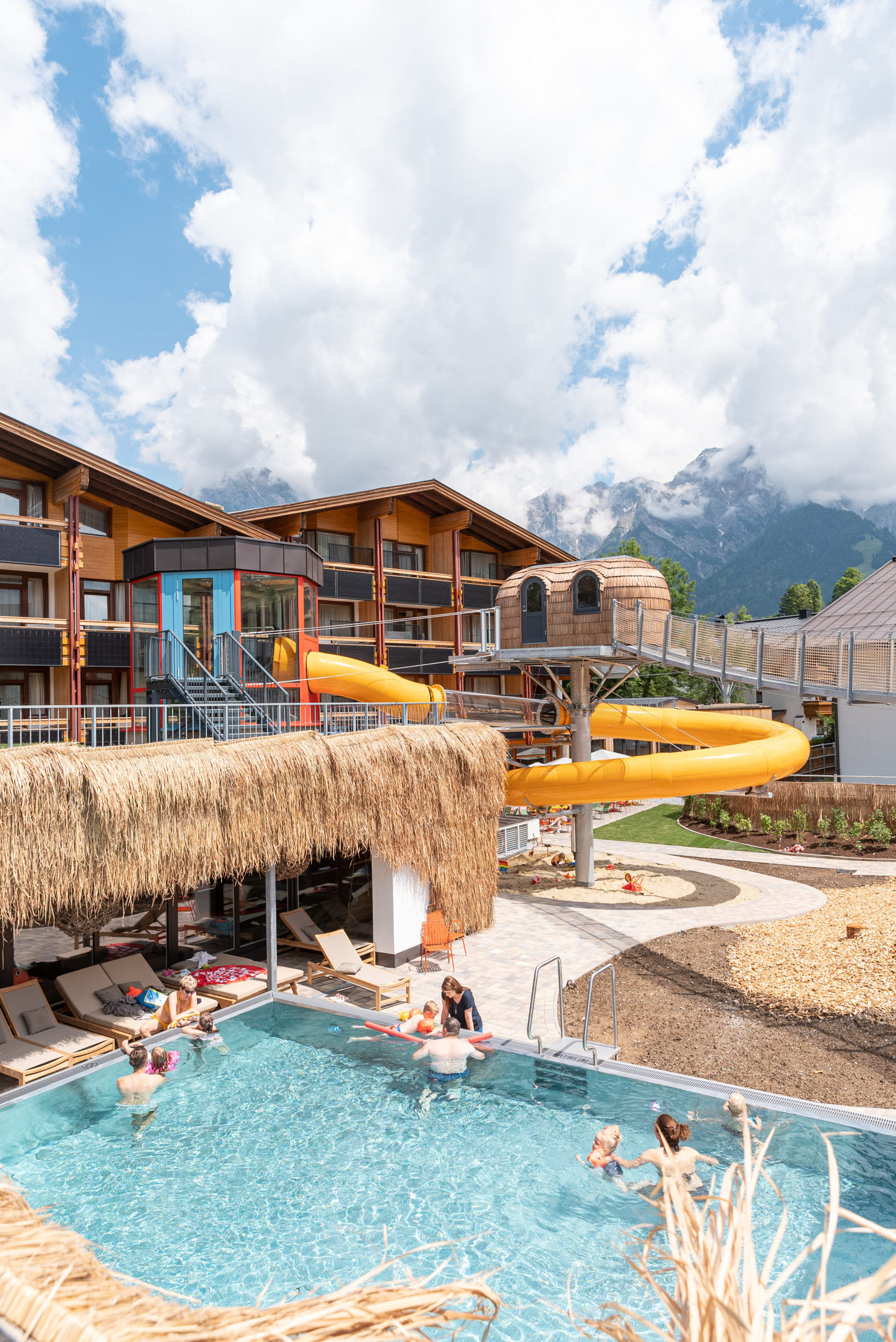 Hotel TaNte FriDa Aussenanlage mit Pool Rutsche und Baumhaus mit Haengebruecke ©Eder Hotels GmbH scaled
