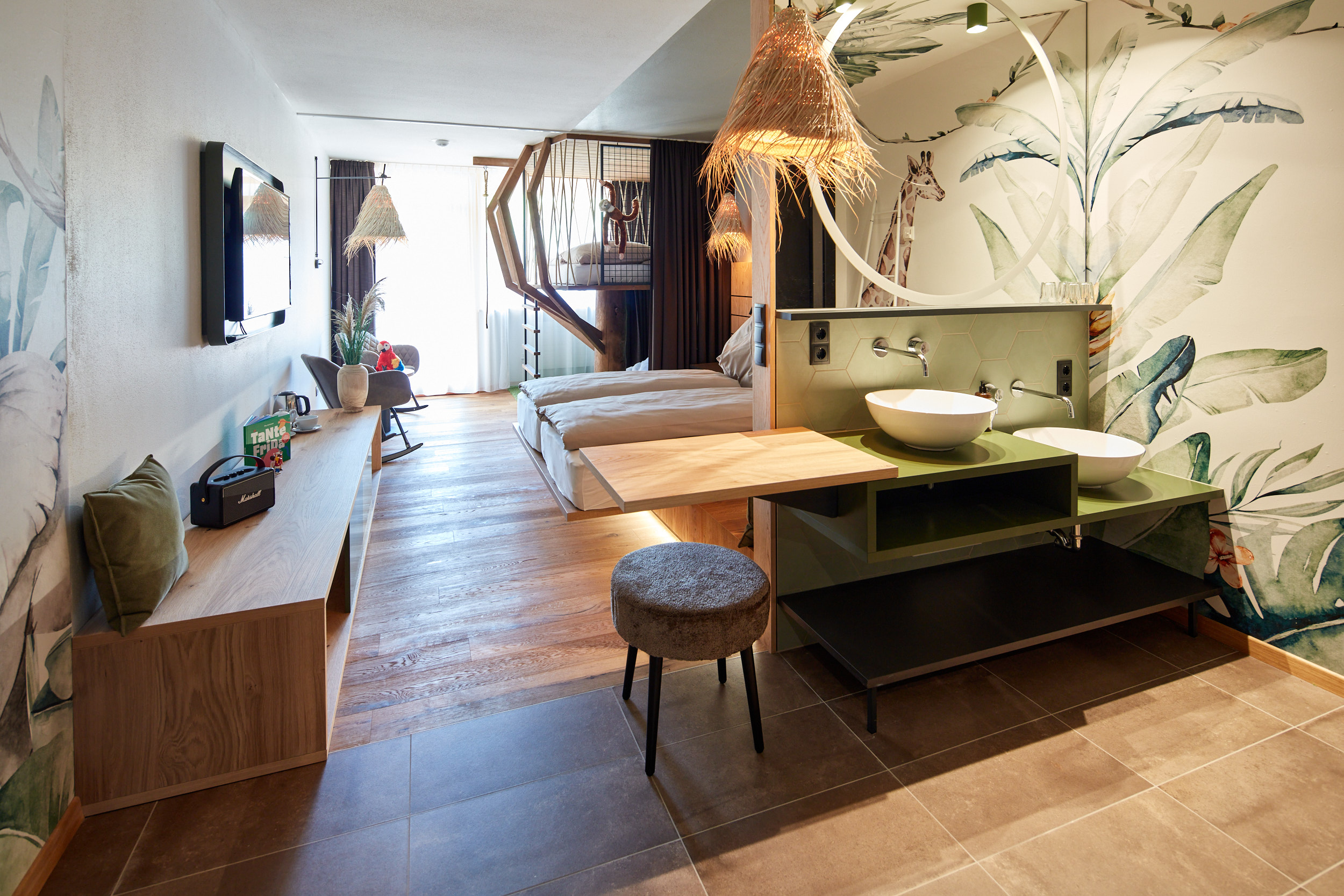Hotel TaNte FriDa Dschungel Zimmer mit Blick ins Bad und Schlafbereich 1 ©Eder Hotels GmbH