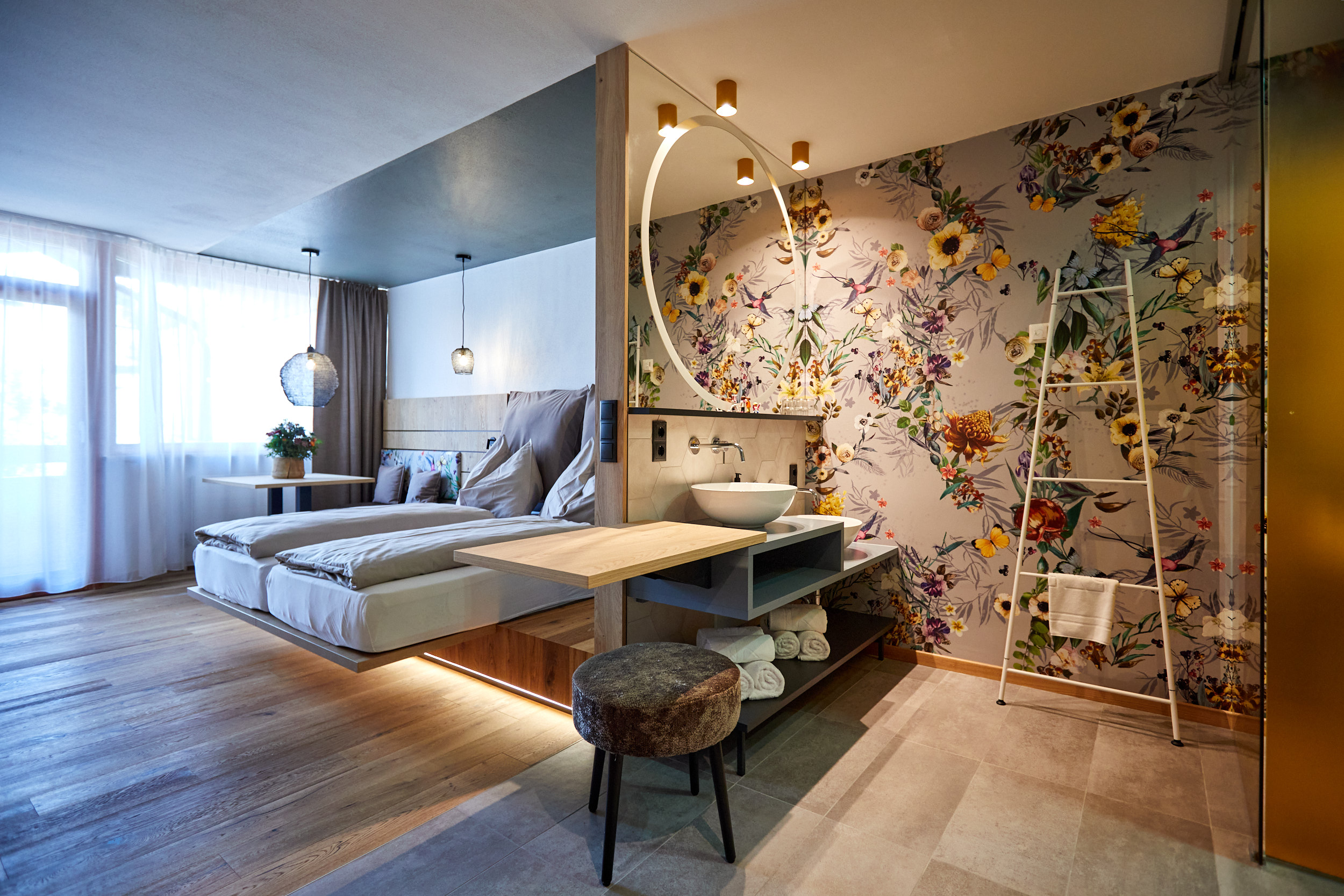 Hotel TaNte FriDa LeChic Zimmer mit Blick ins Open Space Badezimmer und Schlafbereich ©Eder Hotels GmbH